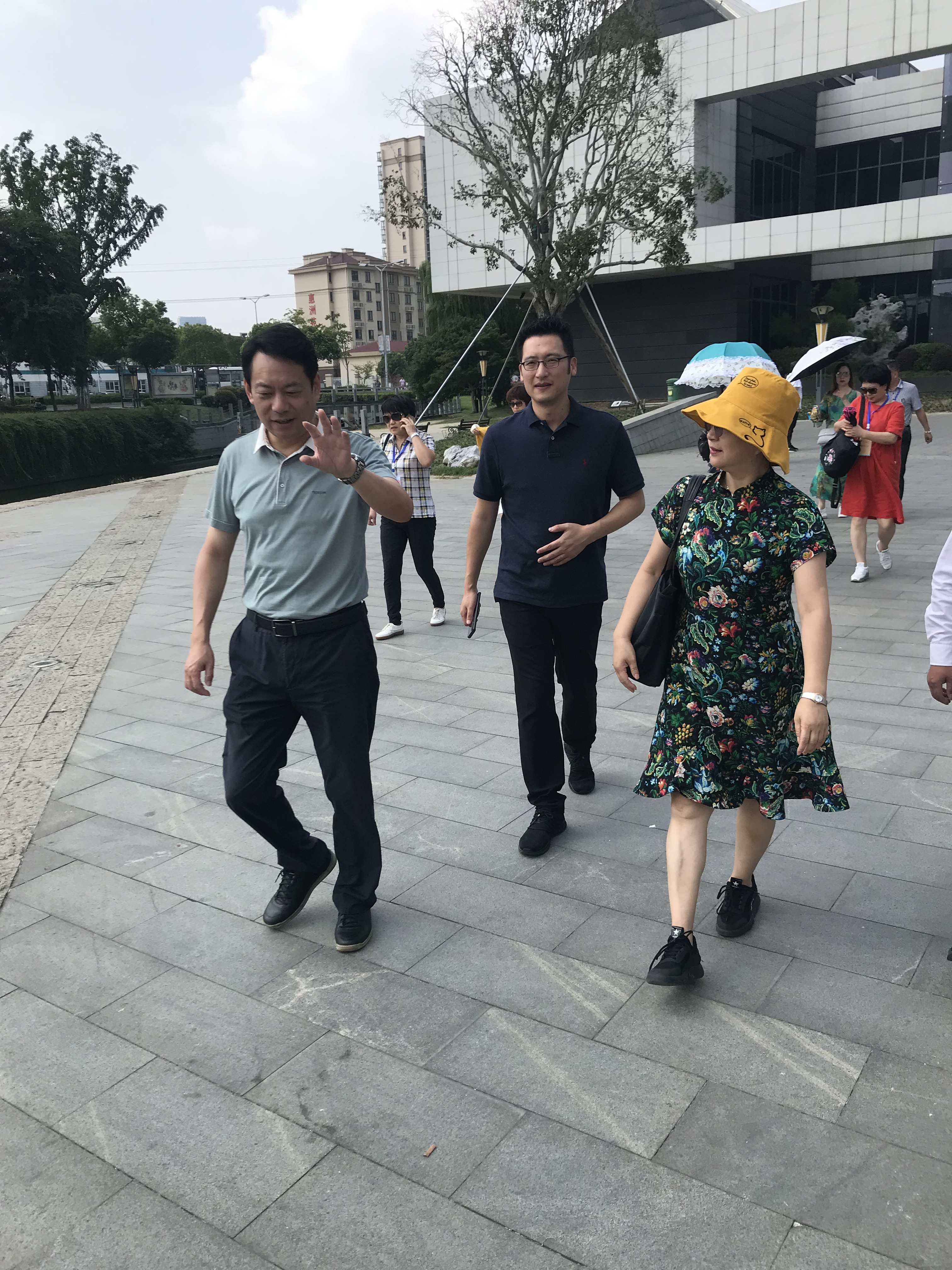 全国地方十大小戏原创作品展演采风组专家及相关演员参观锦绣园